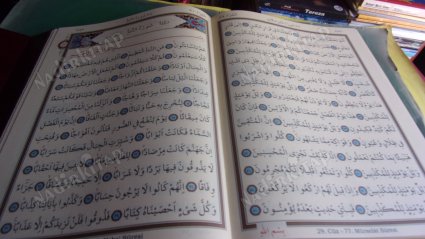 KUR'AN-I KERİM.BİLGİ SARAYLI. ( BÜYÜK BOY. kutulu yazılar renkli. - YAZILAR BÜYÜK )
