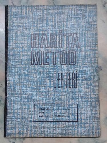 1970 LER ESKİ HARİTA VE METOD ÇİZGİSİZ OKUL DEFTERİ 140 YAPRAK 20×28cm  DERS PROGRAMLI ARKA KAPAK TEMALI YAN KISIM SİYAH BEZLİ ESKİ KIRTASİYE DEPO MALI KIRTASİYE KOLEKSİYONU YAPANLAR İÇİN KOLEKSİYONLUK ÜRUN HALİYLE