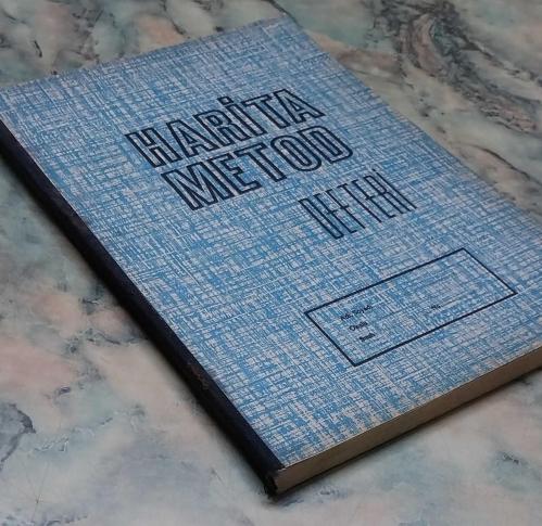 1970 LER ESKİ HARİTA VE METOD ÇİZGİSİZ OKUL DEFTERİ 140 YAPRAK 20×28cm  DERS PROGRAMLI ARKA KAPAK TEMALI YAN KISIM SİYAH BEZLİ ESKİ KIRTASİYE DEPO MALI KIRTASİYE KOLEKSİYONU YAPANLAR İÇİN KOLEKSİYONLUK ÜRUN HALİYLE