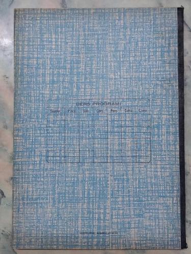 1970 LER ESKİ HARİTA VE METOD ÇİZGİSİZ OKUL DEFTERİ 140 YAPRAK 20×28cm  DERS PROGRAMLI ARKA KAPAK TEMALI YAN KISIM SİYAH BEZLİ ESKİ KIRTASİYE DEPO MALI KIRTASİYE KOLEKSİYONU YAPANLAR İÇİN KOLEKSİYONLUK ÜRUN HALİYLE