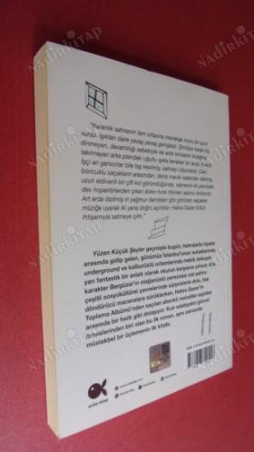 Yüzen Küçük Şeyler: Hatıra Gezer'in Toplama Albümü