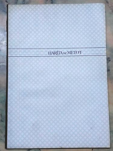 1980 LER ESKİ HARİTA VE METOD ÇİZGİSİZ OKUL DEFTERİ 80 YAPRAK 20×28cm YAN KISIM SİYAH BEZLİ ESKİ KIRTASİYE DEPO MALI KIRTASİYE KOLEKSİYONU YAPANLAR İÇİN KOLEKSİYONLUK ÜRUN HALİYLE