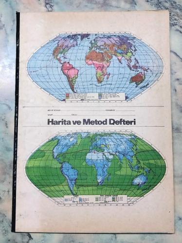 1970 LER ESKİ HARİTA VE METOD ÇİZGİSİZ OKUL DEFTERİ 120 YAPRAK 20×28cm DÜNYA HARİTASI GÖRSELLI ARKA KISIM TÜRKİYE CUMHURİYETİ HARİTALI YAN KISIM SİYAH BEZLİ ESKİ KIRTASİYE DEPO MALI KIRTASİYE KOLEKSİYONU YAPANLAR İÇİN KOLEKSİYONLUK ÜRUN HALİYLE