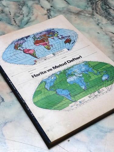 1970 LER ESKİ HARİTA VE METOD ÇİZGİSİZ OKUL DEFTERİ 120 YAPRAK 20×28cm DÜNYA HARİTASI GÖRSELLI ARKA KISIM TÜRKİYE CUMHURİYETİ HARİTALI YAN KISIM SİYAH BEZLİ ESKİ KIRTASİYE DEPO MALI KIRTASİYE KOLEKSİYONU YAPANLAR İÇİN KOLEKSİYONLUK ÜRUN HALİYLE
