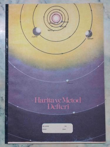 1970 LER ESKİ HARİTA VE METOD ÇİZGİSİZ OKUL DEFTERİ 120 YAPRAK 20×28cm GEZEGEN TEMALI YAN KISIM SİYAH BEZLİ ESKİ KIRTASİYE DEPO MALI KIRTASİYE KOLEKSİYONU YAPANLAR İÇİN KOLEKSİYONLUK ÜRUN HALİYLE