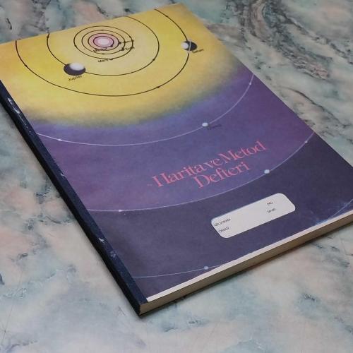 1970 LER ESKİ HARİTA VE METOD ÇİZGİSİZ OKUL DEFTERİ 120 YAPRAK 20×28cm GEZEGEN TEMALI YAN KISIM SİYAH BEZLİ ESKİ KIRTASİYE DEPO MALI KIRTASİYE KOLEKSİYONU YAPANLAR İÇİN KOLEKSİYONLUK ÜRUN HALİYLE