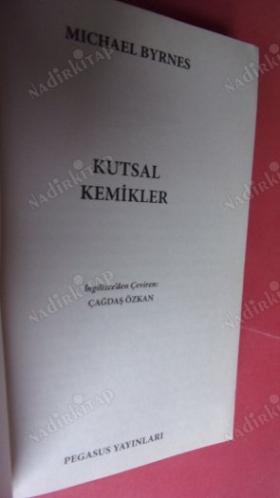 KUTSAL KEMİKLER casusluk, cinayet, komplo, kutsal olmayan üçlü (birinci baskıdır) ( Cep boy )