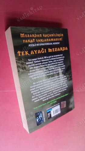 TEK AYAĞI MEZARDA - İLK BASIM ..