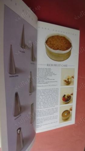 THE BOOK OF CAKE DECORATING