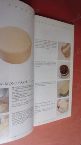 THE BOOK OF CAKE DECORATING