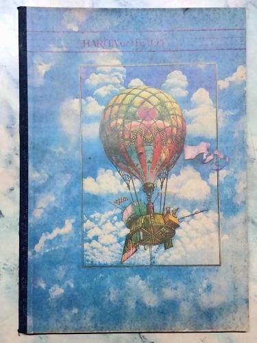1970 LER ESKİ HARİTA VE METOD ÇİZGİSİZ OKUL DEFTERİ 60 YAPRAK 20×28cm ÖN KAPAK UCAN BALON GÖRSELLİ ARKA KAPAK DÜNYA HARİTASI GÖRSELLİ YAN KISIM SİYAH BEZ  ESKİ KIRTASİYE DEPO MALI KIRTASİYE KOLEKSİYONU YAPANLAR İÇİN KOLEKSİYONLUK ÜRUN HALİYLE