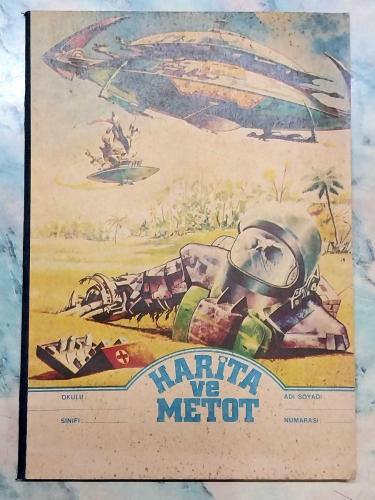 1970 LER ESKİ HARİTA VE METOD ÇİZGİSİZ OKUL DEFTERİ 60 YAPRAK 20×28cm ÖN KAPAK UZAYLILAR VE UFO TEMALI GÖRSELLİ ARKA KAPAK DÜNYA HARİTASI GÖRSELLİ YAN KISIM SİYAH BEZ ESKİ KIRTASİYE DEPO MALI KIRTASİYE KOLEKSİYONU YAPANLAR İÇİN KOLEKSİYONLUK ÜRUN HALİYLE