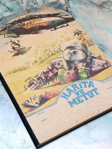 1970 LER ESKİ HARİTA VE METOD ÇİZGİSİZ OKUL DEFTERİ 60 YAPRAK 20×28cm ÖN KAPAK UZAYLILAR VE UFO TEMALI GÖRSELLİ ARKA KAPAK DÜNYA HARİTASI GÖRSELLİ YAN KISIM SİYAH BEZ ESKİ KIRTASİYE DEPO MALI KIRTASİYE KOLEKSİYONU YAPANLAR İÇİN KOLEKSİYONLUK ÜRUN HALİYLE
