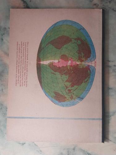 1970 LER ESKİ HARİTA VE METOD ÇİZGİLİ OKUL DEFTERİ 60 YAPRAK 20×28cm ÖN KAPAK UZAYLILAR VE UFO TEMALI GÖRSELLİ ARKA KAPAK DÜNYA HARİTASI GÖRSELLİ YAN KISIM SİYAH BEZ ESKİ KIRTASİYE DEPO MALI KIRTASİYE KOLEKSİYONU YAPANLAR İÇİN KOLEKSİYONLUK ÜRUN HALİYLE