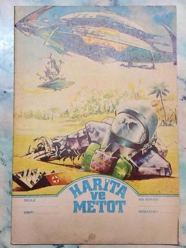 1970 LER ESKİ HARİTA VE METOD ÇİZGİSİZ OKUL DEFTERİ 40 YAPRAK 20×28cm ÖN KAPAK UZAYLILAR VE UFO TEMALI GÖRSELLİ ARKA KAPAK DÜNYA HARİTASI GÖRSELLİ  ESKİ KIRTASİYE DEPO MALI KIRTASİYE KOLEKSİYONU YAPANLAR İÇİN KOLEKSİYONLUK ÜRUN HALİYLE