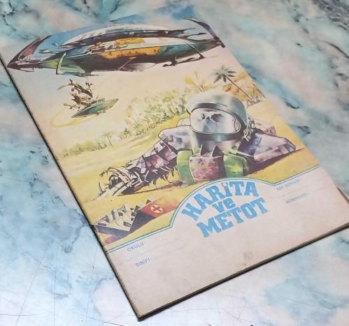 1970 LER ESKİ HARİTA VE METOD ÇİZGİSİZ OKUL DEFTERİ 40 YAPRAK 20×28cm ÖN KAPAK UZAYLILAR VE UFO TEMALI GÖRSELLİ ARKA KAPAK DÜNYA HARİTASI GÖRSELLİ  ESKİ KIRTASİYE DEPO MALI KIRTASİYE KOLEKSİYONU YAPANLAR İÇİN KOLEKSİYONLUK ÜRUN HALİYLE