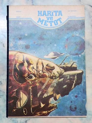 1970 LER ESKİ HARİTA VE METOD ÇİZGİSİZ OKUL DEFTERİ 60 YAPRAK 20×28cm ÖN KAPAK AYA YOLCULUK VE UFO TEMALI GÖRSELLİ ARKA KAPAK DÜNYA HARİTASI GÖRSELLİ YAN KISIM SİYAH BEZ ESKİ KIRTASİYE DEPO MALI KIRTASİYE KOLEKSİYONU YAPANLAR İÇİN KOLEKSİYONLUK ÜRUN HALİYLE