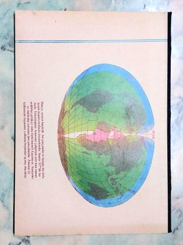 1970 LER ESKİ HARİTA VE METOD ÇİZGİSİZ OKUL DEFTERİ 60 YAPRAK 20×28cm ÖN KAPAK AYA YOLCULUK VE UFO TEMALI GÖRSELLİ ARKA KAPAK DÜNYA HARİTASI GÖRSELLİ YAN KISIM SİYAH BEZ ESKİ KIRTASİYE DEPO MALI KIRTASİYE KOLEKSİYONU YAPANLAR İÇİN KOLEKSİYONLUK ÜRUN HALİYLE
