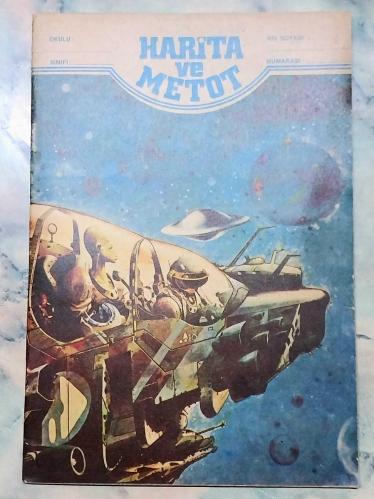 1970 LER ESKİ HARİTA VE METOD ÇİZGİSİZ OKUL DEFTERİ 40 YAPRAK 20×28cm ÖN KAPAK AYA YOLCULUK VE UFO TEMALI GÖRSELLİ ARKA KAPAK DÜNYA HARİTASI GÖRSELLİ ESKİ KIRTASİYE DEPO MALI KIRTASİYE KOLEKSİYONU YAPANLAR İÇİN KOLEKSİYONLUK ÜRUN HALİYLE