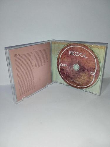 Cd Model diğer masallar albümü. Orijinal. Dinlemeyi etkilemeyen çizikler var. Sorunsuz çalışıyor. Koleksiyonluk