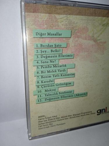 Cd Model diğer masallar albümü. Orijinal. Dinlemeyi etkilemeyen çizikler var. Sorunsuz çalışıyor. Koleksiyonluk
