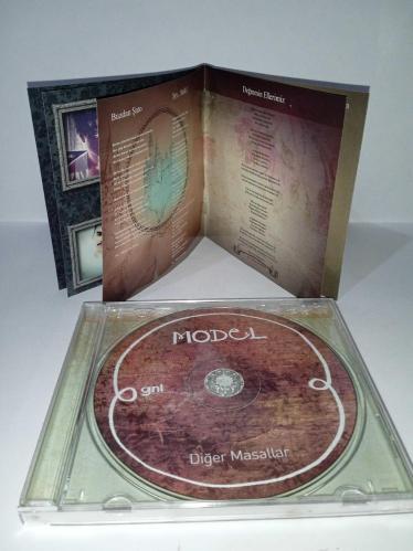 Cd Model diğer masallar albümü. Orijinal. Dinlemeyi etkilemeyen çizikler var. Sorunsuz çalışıyor. Koleksiyonluk