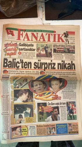 FANATİK SPOR GAZETESİ - TURKISH NEWSPAPER - DOĞUM GÜNÜ HEDİYESİ  - EKSİKSİZ TAM TAKIM GAZETE - 1 EYLÜL 1998 - SAYI: 1017 - SELAMI ÖZDEMIR - MUSTAFA DENIZLI - ELVIR BALIC - SINEM ÖZÜTAMER - FATIH TERIM - HAKAN ŞÜKÜR - HAGI - HASAN SAŞ - TUGAY - TAFFAREL - FARUK SÜREN - ÜNAL ERZEN - BU VATAN HEPİMİZİN - GERÇEK SPOR GAZETESİ - FANATIK - DERS VERDİ - HİÇBİR ENDİŞEM YOK - HER TAKIMI YENERİZ - BALIC’TEN SÜRPRİZ NİKAH - SON GOL BEKARLIĞA - DÜNYA KARMASI ANİDEN DEĞİŞTİ - HOLLANDA’DA RIJKAARD DEVRİ - YASTIKTA KOCAYIN - BİR TEK BAŞKAN HABERLİYDİ - CİM BOM COŞTU BİR KERE - ÇEK İSYANI - SEBA UZAN SIKINTI BASTI - BİLBAO’DA GALATASARAY’IN - BU ASLAN’A ALKIŞ - TERİMLİ CİM BOM KATLAYA KATLAYA - HAGİ’YE GERİ DÖN BASKISI - KRAL’A TEBRİK - SÜREN BORÇLARI DONDURDU - ERZEN GÖREVİNE BAŞLADI - BU GOLÜN TUGAY İÇİN DEĞERİ FARKLI - OĞLUNA SÖZ VERMİŞTİ - BİZ HAVALANMADIK - TAFFAREL’E ÖVGÜLER - HER MAÇTA DEVLEŞİYOR - GALATASARAY - FENERBAHÇE - BEŞİKTAŞ - TRABZONSPOR - PARMA - GRASSHOPPER - ISTANBULSPOR - R.ZARAGO