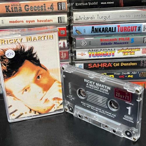 RICKY MARTIN - A MEDIO VIVIR KS1510