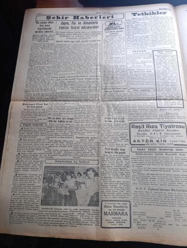 Son Posta Gazetesi - Turkish Newspaper - 10 İkinciteşrin (Kasım ) 1940 - büyük matemin ikinci yıldönümü - Atatürk rahat uyu yazan Falih Rıfkı Atay Başmakale - Atatürk portresi çizen Münif Fehim - Milli Şef İsmet İnönü'nün beyannamesi - Atatürk'e ait bir hatıra yazan E. Ekrem Talu - Atatürk'ü nasıl kaybetmiştik - ajansın kapısındaki mahşeri kalabalık resmi tebliğ kapışıyor Fotoğrafı - 16 İkinciteşrinde İstanbul atatürk'lü tavafa başladı fotoğraf - Atatürk'ün cenazesinde ağlayanlar fotoğraf - Ankara yolunda Atatürk İzmit trenine konurken Fotoğrafı - Atatürk'e azametli ve muhteşem bir cenaze töreni yapıldı Fotoğrafı - yurtta Cumhuriyet Bayramı fotoğraf - Hitler Alman milletine bir hitabede bulundu - Almanya'da Münih İtalya'da Torino bombalandı - Ressam Cellini'nin ilk şöhreti - biraz da musiki - bütün yurt Atatürk'ün ölmez hatırasını taziz ediyor - Churchill Dün Londra'da mühim bir nutuk söyledi - Sovyetler Birliği hariciye komiseri Molotof Berlin'e gidiyor - 10 Kasım 1938