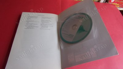 Mindfulness: A practical guide to finding peace in a frantic world +CD