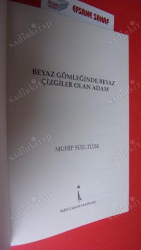 BEYAZ GÖMLEĞİNDE BEYAZ ÇİZGİLER OLAN ADAM .