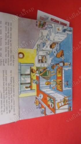 Harrap's Picture Wordbook (With 25 scenes from British everyday life illustrated in full colour) - Resimlerle İngilizce Sözcük Öğrenme