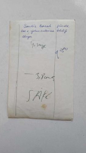 ŞANTÖZ BAŞAK'IN ORİJİNAL FOTOĞRAFI - 18 x 12 cm EBADINDA - ŞANTÖZ BAŞAK, EVİNDE MEKTUP OKURKEN ÇEKİLMİŞ BİR KARE