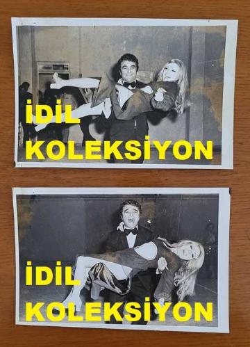 ŞANTÖZ BAŞAK'IN ORİJİNAL 2'Lİ FOTOĞRAF SETİ - 18 x 12 cm EBADINDA - ŞANTÖZ BAŞAK, SİHİRBAZIN KUCAĞINDA GÜLÜMSERKEN ÇEKİLMİŞ 2 FARKLI KARE