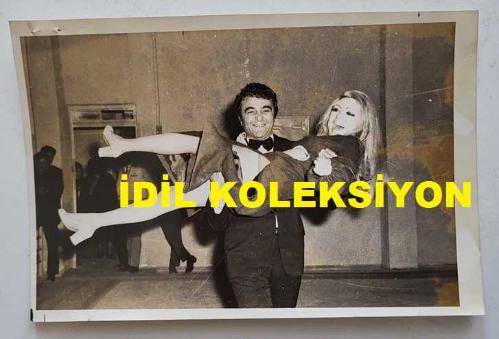ŞANTÖZ BAŞAK'IN ORİJİNAL 2'Lİ FOTOĞRAF SETİ - 18 x 12 cm EBADINDA - ŞANTÖZ BAŞAK, SİHİRBAZIN KUCAĞINDA GÜLÜMSERKEN ÇEKİLMİŞ 2 FARKLI KARE