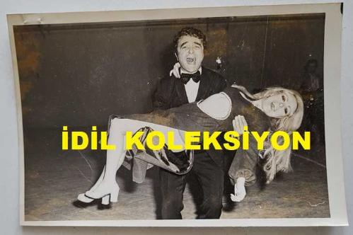 ŞANTÖZ BAŞAK'IN ORİJİNAL 2'Lİ FOTOĞRAF SETİ - 18 x 12 cm EBADINDA - ŞANTÖZ BAŞAK, SİHİRBAZIN KUCAĞINDA GÜLÜMSERKEN ÇEKİLMİŞ 2 FARKLI KARE