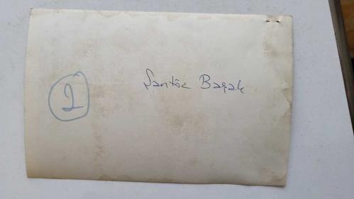ŞANTÖZ BAŞAK'IN ORİJİNAL 2'Lİ FOTOĞRAF SETİ - 18 x 12 cm EBADINDA - ŞANTÖZ BAŞAK, SİHİRBAZIN KUCAĞINDA GÜLÜMSERKEN ÇEKİLMİŞ 2 FARKLI KARE