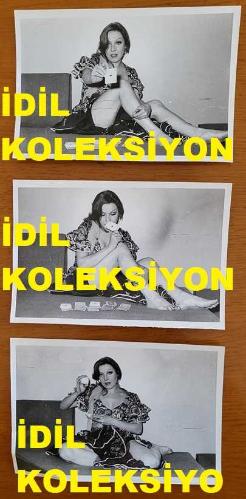 ŞANTÖZ BAŞAK'IN ORİJİNAL 3'LÜ FOTOĞRAF SETİ - 18 x 12 cm EBADINDA - ŞANTÖZ BAŞAK, İSKAMBİL KAĞITLARI ve KAHVE FALI BAKARKEN ÇEKİLMİŞ 3 FARKLI KARE