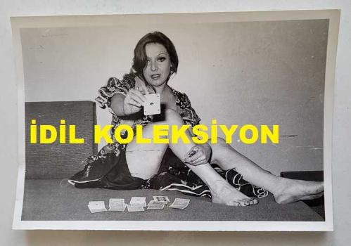 ŞANTÖZ BAŞAK'IN ORİJİNAL 3'LÜ FOTOĞRAF SETİ - 18 x 12 cm EBADINDA - ŞANTÖZ BAŞAK, İSKAMBİL KAĞITLARI ve KAHVE FALI BAKARKEN ÇEKİLMİŞ 3 FARKLI KARE