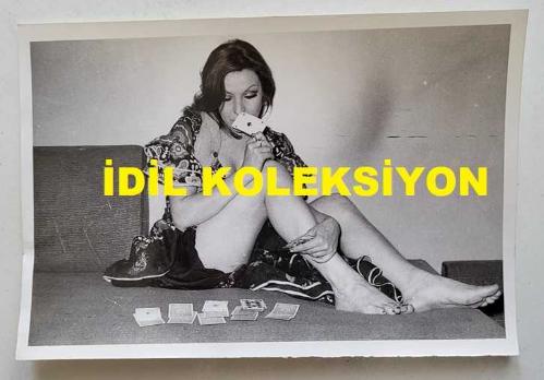 ŞANTÖZ BAŞAK'IN ORİJİNAL 3'LÜ FOTOĞRAF SETİ - 18 x 12 cm EBADINDA - ŞANTÖZ BAŞAK, İSKAMBİL KAĞITLARI ve KAHVE FALI BAKARKEN ÇEKİLMİŞ 3 FARKLI KARE