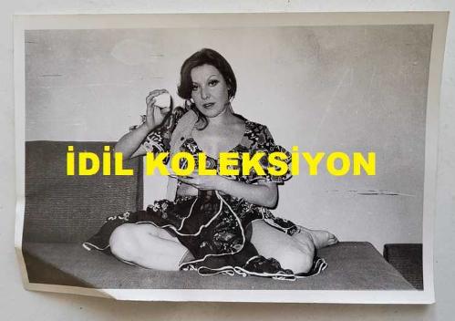 ŞANTÖZ BAŞAK'IN ORİJİNAL 3'LÜ FOTOĞRAF SETİ - 18 x 12 cm EBADINDA - ŞANTÖZ BAŞAK, İSKAMBİL KAĞITLARI ve KAHVE FALI BAKARKEN ÇEKİLMİŞ 3 FARKLI KARE