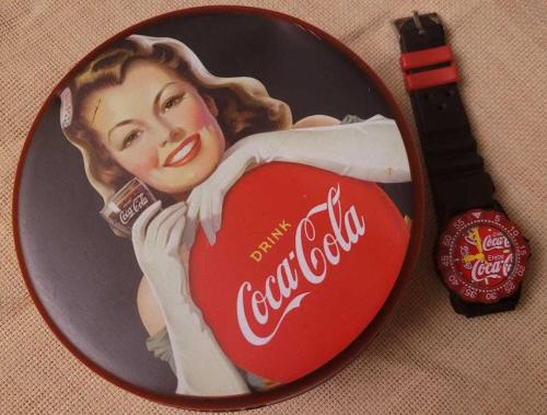 TÜRKİYE'DE TEK. ORİJİNAL LİSANSLI UNİSEX COCA COLA SAATİ. TENEKE KUTUSUNDA. SIFIR GİBİ.