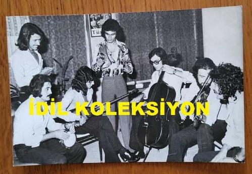 BESTECİ ve SES SANATÇISI HAYRİ ŞAHİN'İN ORİJİNAL FOTOĞRAFI - 14 x 9 cm EBADINDA - HAYRİ ŞAHİN, MÜZİSYEN DOSTLARIYLA BİRLİKTEYKEN ÇEKİLMİŞ BİR KARE