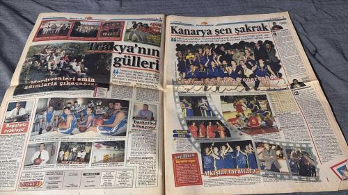 FANATİK BASKET HAFTALIK BASKETBOL GAZETESİ TURKISH NEWSPAPER - DOĞUM GÜNÜ HEDİYESİ  - TAM TAKIM EKSİKSİZ GAZETE 17-23 - EKİM   - 2000  - SAYI: 203  -HİDAYET ISINIYOR  - KANARYA ŞİFTAH YAPTI  - EFES ÜSTÜN OYNADI  - YOLUN BAŞINDALAR  - KANARYA'YI KAPTANI TAŞIDI  - EFES'TEN BEKLENEN START  - VOLEYBOLUN GÜL'Ü SOLDU  - TÜRK TELEKOM PINAR'A ACIMADI  - İZMİR DERBİSİ TROY'UN  - DÜELLO YEŞİLYURT'UN  - BAYANLARDA HEYECAN BAŞLADI  - DANİLOVİC'TEN ŞOK VEDA  - NBA MEKSİKA'DA  - BÜYÜK FIRSAT  - EFES PİLSEN ÜLKERSPOR KAPIŞTI  - ALKİŞLAR TARAFTARA  - REKORTMEN BAYANLAR  - TRANSFERLER SAKATLADI  - PACERS'DA ROSE ŞOKU  - ALONZO'DAN KÖTÜ HABER  - IVERSON BAŞINA İŞ ALDI - AHMET GÜLÜM  - MUSTAFA SARIGÜL  - İSMET BADEM  - MAHSUN KARTAL  - MECİT ÇEVRİM  - CAN UYGUC  - SALİH ERKAN  - ÜMİT AVCI  - MEHMET ALİ YALÇINDAĞ  - MEHMET Y. YILMAZ  - TURGAY TÜYSÜZ  - AHMET KANDEMİR  - UFUK TUNCAELLİ  - SAADET ÖZCAN  - SERDAR ALEMDAR  - DENİZ YENGİNE  - MICHAEL JORDAN  - ALONZO MOURNING  - KOBE BRYANT  - ALLEN IVERSON  -