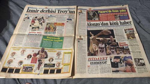 FANATİK BASKET HAFTALIK BASKETBOL GAZETESİ TURKISH NEWSPAPER - DOĞUM GÜNÜ HEDİYESİ  - TAM TAKIM EKSİKSİZ GAZETE 17-23 - EKİM   - 2000  - SAYI: 203  -HİDAYET ISINIYOR  - KANARYA ŞİFTAH YAPTI  - EFES ÜSTÜN OYNADI  - YOLUN BAŞINDALAR  - KANARYA'YI KAPTANI TAŞIDI  - EFES'TEN BEKLENEN START  - VOLEYBOLUN GÜL'Ü SOLDU  - TÜRK TELEKOM PINAR'A ACIMADI  - İZMİR DERBİSİ TROY'UN  - DÜELLO YEŞİLYURT'UN  - BAYANLARDA HEYECAN BAŞLADI  - DANİLOVİC'TEN ŞOK VEDA  - NBA MEKSİKA'DA  - BÜYÜK FIRSAT  - EFES PİLSEN ÜLKERSPOR KAPIŞTI  - ALKİŞLAR TARAFTARA  - REKORTMEN BAYANLAR  - TRANSFERLER SAKATLADI  - PACERS'DA ROSE ŞOKU  - ALONZO'DAN KÖTÜ HABER  - IVERSON BAŞINA İŞ ALDI - AHMET GÜLÜM  - MUSTAFA SARIGÜL  - İSMET BADEM  - MAHSUN KARTAL  - MECİT ÇEVRİM  - CAN UYGUC  - SALİH ERKAN  - ÜMİT AVCI  - MEHMET ALİ YALÇINDAĞ  - MEHMET Y. YILMAZ  - TURGAY TÜYSÜZ  - AHMET KANDEMİR  - UFUK TUNCAELLİ  - SAADET ÖZCAN  - SERDAR ALEMDAR  - DENİZ YENGİNE  - MICHAEL JORDAN  - ALONZO MOURNING  - KOBE BRYANT  - ALLEN IVERSON  -