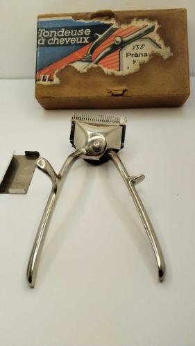 METAL, OLDUKÇA YAŞLI YÜKSEK KONDİSYONDA KENDİ KUTUSUNDA '' TRANAFA '' MARKA SOLİNGEN ÇELİĞİ MANUEL SAÇ TRAŞ MAKİNASI 330