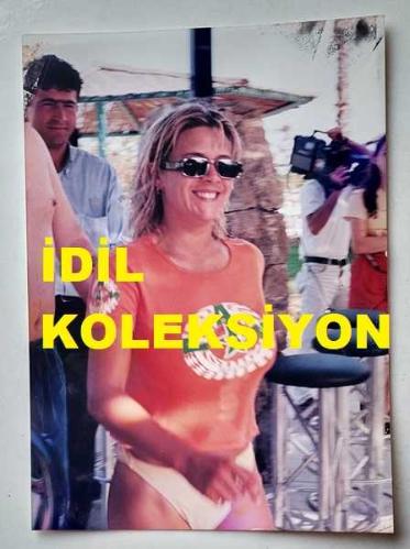 İNGİLİZ ŞARKICI ve MODEL SAMANTHA FOX'UN ORİJİNAL FOTOĞRAFI - 18 x 13 cm EBADINDA - SAMANTHA FOX, BİR PLAJDA GÜLÜMSERKEN ÇEKİLMİŞ BİR KARE