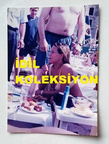 İNGİLİZ ŞARKICI ve MODEL SAMANTHA FOX'UN ORİJİNAL FOTOĞRAFI - 18 x 13 cm EBADINDA - SAMANTHA FOX, BİR PLAJDA TAVUK BAGET ve PATATES KIZARTMASI YERKEN ÇEKİLMİŞ BİR KARE