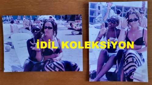 İNGİLİZ ŞARKICI ve MODEL SAMANTHA FOX'UN ORİJİNAL 2'Lİ FOTOĞRAF SETİ - 18 x 13 cm EBADINDA - SAMANTHA FOX, BİR PLAJDA SİYAHİ BİR ARKADAŞIYLA BİRLİKTE GÜNEŞLENİP EĞLENİRKEN ÇEKİLMİŞ 2 FARKLI KARE, MAYIS 1997