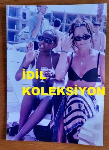 İNGİLİZ ŞARKICI ve MODEL SAMANTHA FOX'UN ORİJİNAL 2'Lİ FOTOĞRAF SETİ - 18 x 13 cm EBADINDA - SAMANTHA FOX, BİR PLAJDA SİYAHİ BİR ARKADAŞIYLA BİRLİKTE GÜNEŞLENİP EĞLENİRKEN ÇEKİLMİŞ 2 FARKLI KARE, MAYIS 1997